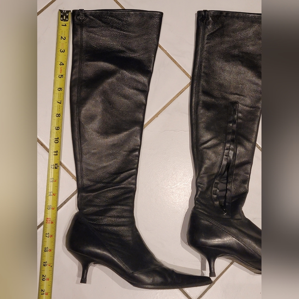 Vicini Black Heeled Boots Sleek Design